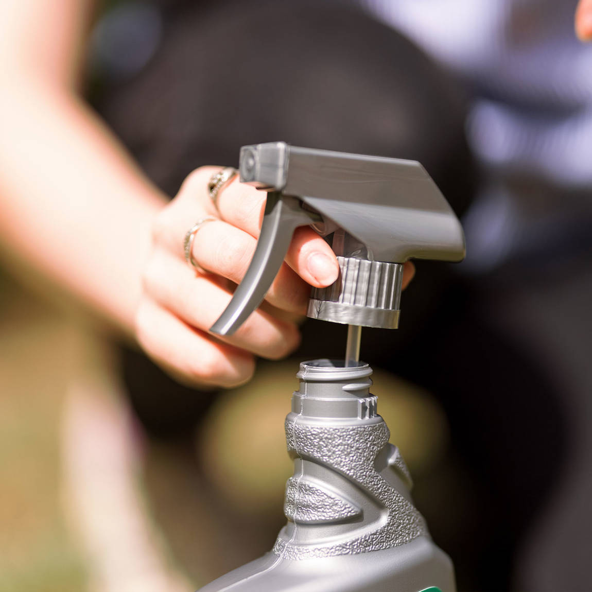 Dévisser et retirer le pulvérisateur du contenant original de l'herbicide pour pelouse WEED OUT de Wilson